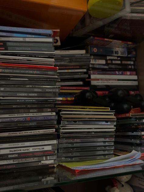 🏷Vintage CDs aesthetic CD piles of CD messy Queen The Beatles Dream Theater Metallica Pink Floyd Music Cds Aesthetic, Old Cds Aesthetic, Cd Collection Aesthetic, Old Music Aesthetic, 2000 Vibes Aesthetic, Metallica Aesthetic, Cds Aesthetic, Metallica Cd, Cd Shop