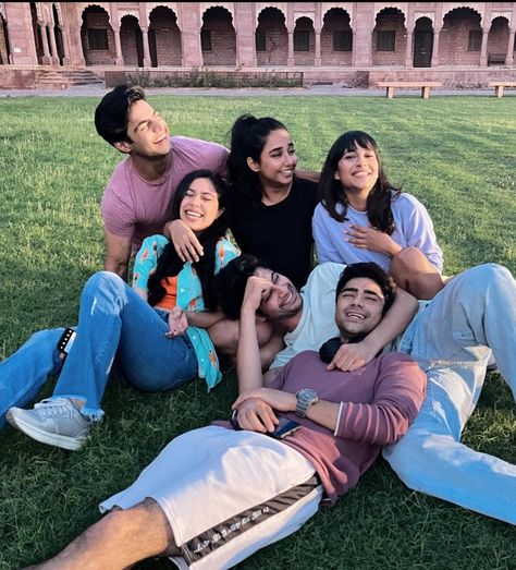 Twinning Clothes Captions, Group Couple Pictures, Mismatched Edits, Mismatched Netflix Series, Mismatched Series, Male Bff, Rohit Saraf, Group Picture Poses, Sisters Photoshoot Poses