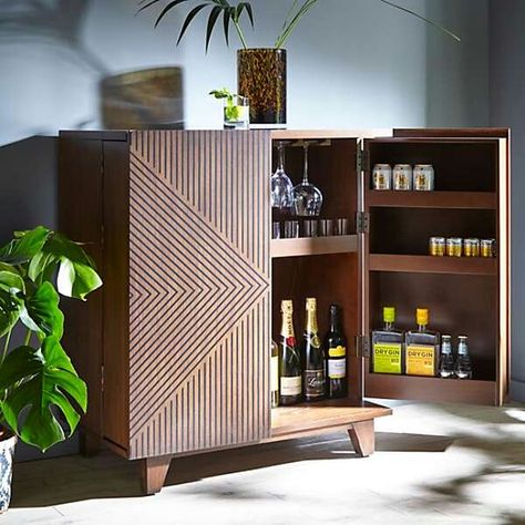 Bar Cabinet Ideas, Alcohol Cabinet, Cocktail Cabinets, Shed Bar, Display Sideboard, Home Bar Cabinet, Best Drinks, Bar Sala, Bar Designs