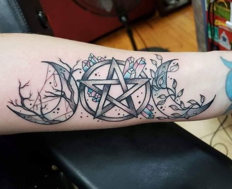 https://pin.it/4i2xW9QW7 Pentacle Tattoo, Wicca Tattoo, Wiccan Tattoo, Pentagram Tattoo, Witchcraft Tattoos, Pagan Tattoo, Wiccan Tattoos, Tattoo Chest, Mystical Tattoos