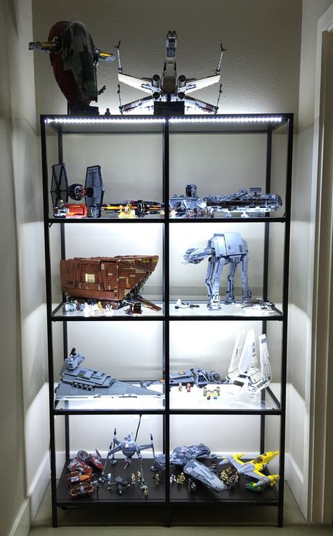 This a repin, but to cool not to share!  I built an LED-enhanced shelf for my Lego Star Wars collection! Lego Display Ideas, Geek Room, Star Wars Bedroom, Nerd Room, Star Wars Room, Lego Display, Star Wars Models, Lego Room, Lego Storage