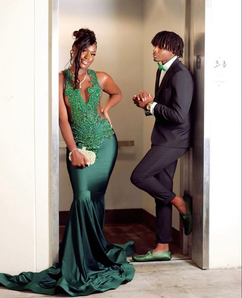 Prom Poses Couples Same Height, Prom Pictures Black People, Dark Green Prom Couple, Green Prom Couple, Prom Shoot, Prom Pictures Couples Black, Couple Prom, Emerald Green Prom Dress, Prom Pictures Couples