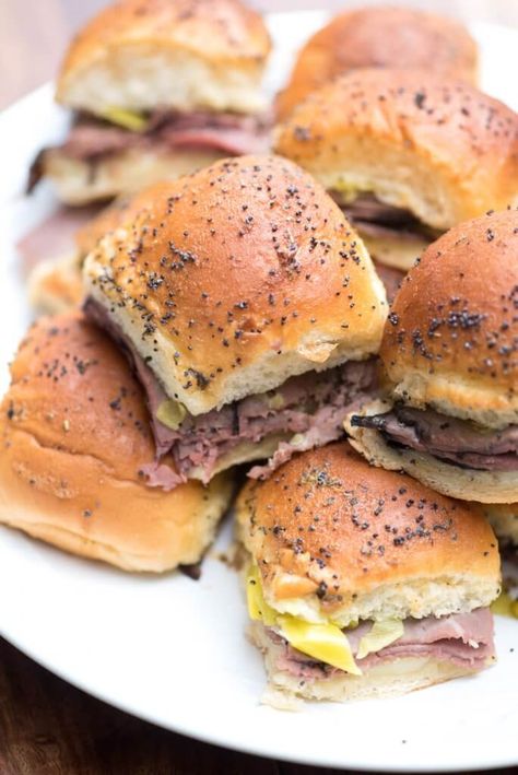 Roast Beef Sliders Recipes, Italian Roast Beef, Ground Beef Sliders, Sliders Recipes Beef, Easy Slider Recipes, Roast Beef Sliders, Ground Beef And Cabbage, Roast Beef Sandwich, Slider Sandwiches