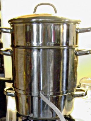 Beef Stock - from your steam juicer Steam Juicer, Meat Stock, Smoothie Shop, Soup Beans, Real Foods, Meat Salad, Best Juicer, Juicer Recipes, Juice Extractor