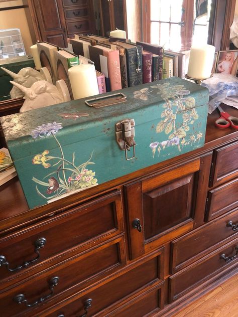 Painted Tool Boxes, Organized Tools, Toolbox Ideas, Wooden Box Crafts, Old Tool Boxes, Suitcase Decor, Recycling Storage, Upcycle Storage, Diy Suitcase