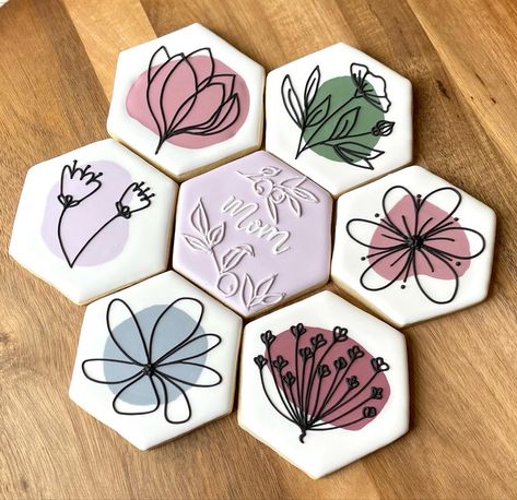 Flower Biscuits Royal Icing, Inspirational Cookies Decorated, Flowers On Cookies Royal Icing, Easy Royal Icing Flowers, Frosted Cookies With Royal Icing, Cookie Flowers Royal Icing, Beginner Royal Icing Designs, Roundhouse Cookie Technique, Royal Icing Ideas Decorating