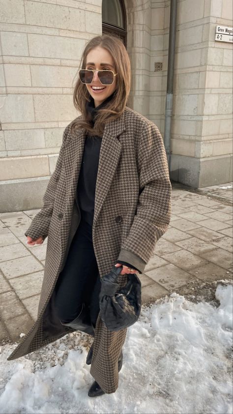 Jodie Mini Outfit, Bottega Veneta Jodie Mini Outfit, Brown Plaid Coat Outfit, Bottega Veneta Bag Jodie, Alva Sperle, Coat Outfit Street Style, Houndstooth Coat Outfit, Checked Coat Outfit, Aviator Sunglasses Outfit