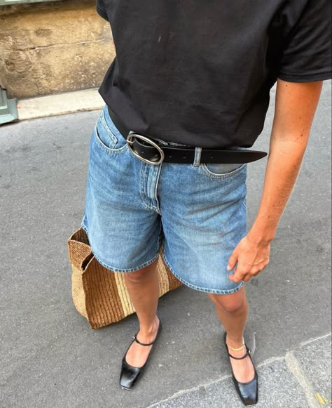 How To Wear Bermuda Shorts, Simple Garments, Prefall 2023, Ballet Flats Outfit, Sacs Tote Bags, Outfit Ideas Fashion, Skandinavian Fashion, Outfit Trends, Blue Denim Shorts