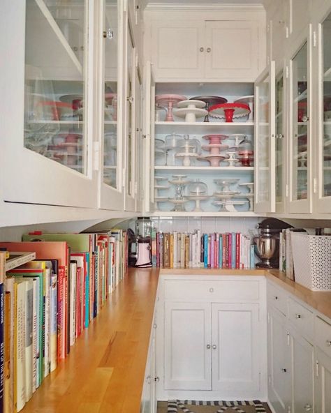 Cookbook Display, Cookbook Storage, Dream Pantry, Pantry Inspiration, Georgian Mansion, Wonderful Weekend, Butler's Pantry, Small Cabin, Eclectic Home