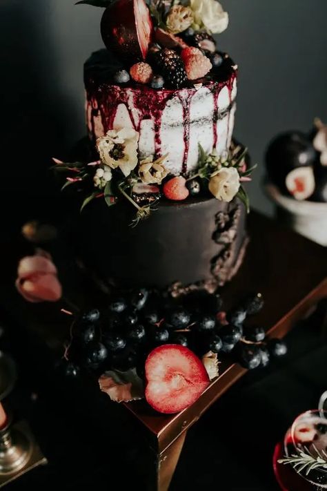 Yalda Cake, Wedding Cake Dark, Thirty Party, Spain Ranch, Gothic Wedding Cake, Natural Cake, Fruit Wedding Cake, Dark Romantic Wedding, Halloween Wedding Cakes