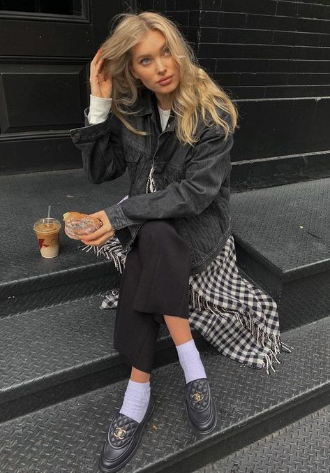 6 Celebrities That Are Really Good at Shopping (And What They're Wearing) How To Style Loafers Women, How To Style Loafers, Hailey Rhode Baldwin, How To Wear Loafers, Chanel Loafers, Loafers Outfit, Urban Outfitters Clothes, Elsa Hosk, Sarah Jessica Parker