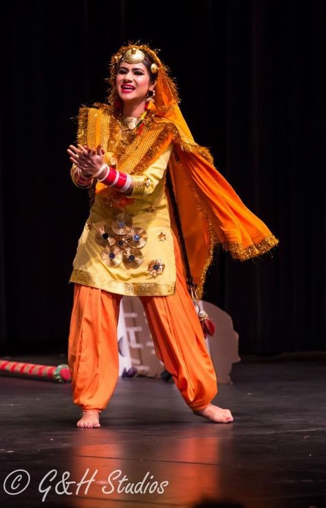 Pinterest: @pawank90 Punjabi Bhangra Dance, Punjabi Dance, Punjabi Bhangra, Bhangra Dance, Dance Of India, Patiala Salwar Suits, Punjabi Culture, Amazing India, Punjabi Fashion