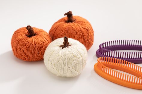 Zigtastic Pumpkins « KB Looms Blog Loom Knit Pumpkins, Knit Pumpkins, Sock Loom, Fun Loom, Loom Knitting Tutorial, Loom Knitting Stitches, Fall Pumpkin Crafts, Peg Loom, Loom Knitting Projects