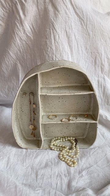 Rea and the Clay on Instagram: "Little present to my sis 👩‍👧 #jewelrytray #decoration #clayart" Clay Sets Ideas, Diy Clay Decor Ideas, Clay Gifts For Best Friend, Crafts Presents, Room Decor Gift Ideas, Clay Crafts For Jewelry Holder, Clay Box Ideas Aesthetic, Clay Presents Diy Gifts, Clay Crafts Decor