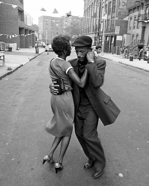 Mott Haven, New York City, 1979 photographed By David Gonzalez Marc Riboud, David Gonzalez, Penn Station, Alfred Eisenstaedt, Gentlemen Prefer Blondes, Japan History, Vintage Couples, Annie Leibovitz, Boogie Woogie