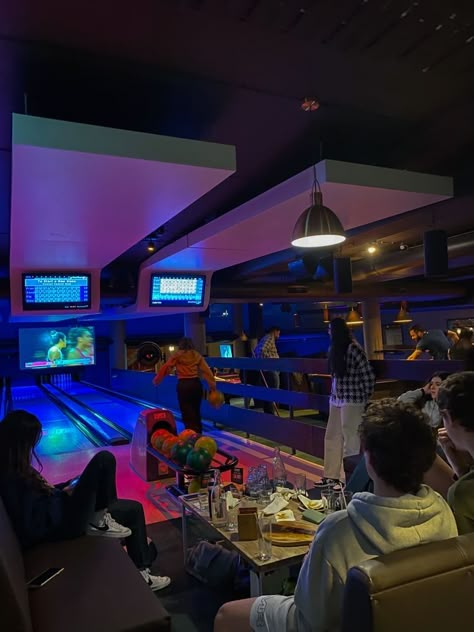 Family Bowling Night, Bowling Night Aesthetic, Bowling Birthday Party Aesthetic, Birthday Bowling Outfit, Bowling Party Aesthetic, Bowling With Friends Aesthetic, Bowling Outfit Ideas Aesthetic, Bowling Night Outfit, Bowling Date Aesthetic