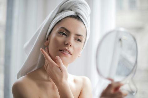 4 Habits of People Who Look Younger Than Their Age Scrub Wajah, Glow Skin, Top Skin Care Products, Effective Skin Care Products, Skin Care Serum, Salma Hayek, Younger Looking Skin, Anti Aging Skin Products, Aging Skin Care