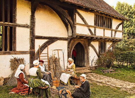 15th century Bayleaf Farmhouse at the Weald and Downland Museum_West Sussex. It's true, heaven is a place on earth. 15th Century Aesthetic, Fantasy Mystery, Tudor England, Timber Frame House, Books Romance, Medieval Houses, Medieval Life, Medieval World, Tudor House