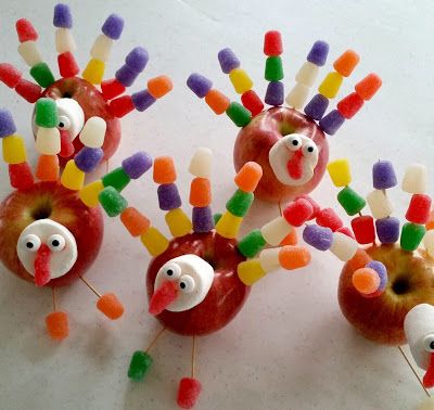 Fall Edible Crafts For Kids, Apple Turkey Craft For Kids, Turkey Food Craft, Edible Turkey Crafts For Kids, Thanksgiving Snacks For Kids Preschool, Turkey Snacks For Kids, Thanksgiving Food Crafts For Kids, Apple Turkey Craft, Thanksgiving Craft Ideas For Kids