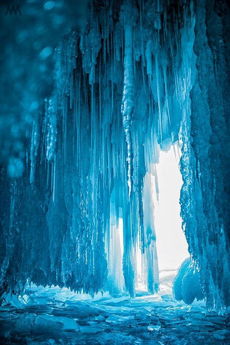 Ice Cave Iceland, Frozen Background, Beautiful Winter Pictures, Minnehaha Falls, Ice Lake, Star Wars Planets, Winter Dance, Ice Castles, Ice Cave