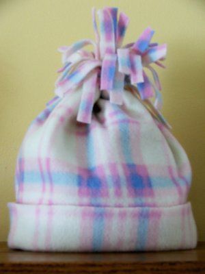 Fleece Hat And Scarf Free Pattern, Fleece Hats Patterns Free Women, Fleece Hats Patterns Free, Easy Fleece Hat, How To Make A Beanie, Fleece Sewing, Fleece Hat Pattern, Fleece Crafts, Fleece Projects