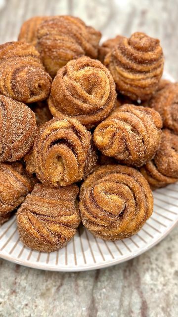 Refrigerator Biscuits, Bagel Crisps, Cruffin Recipe, Bagel Dip, Crescent Dough Sheet, Mini Cinnamon Rolls, Smoked Salmon Bagel, Salmon Bagel, Cinnamon Roll Muffins