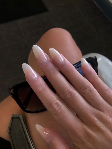 Nail Designs Neutral, Hailey Bieber Glazed Donut Nails, Pearl Chrome Nail, Nails Board, Pearl Chrome, Pearl Nail, Nails Trend, Chrome Nail Powder, Chrome Nail