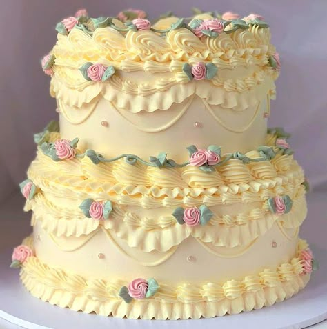 Vintage Style Cakes, Vintage Cakes Birthday, Two Tier Cakes, Pretty Cake Designs, Vintage Cake Ideas, Vintage Cake Design, Vintage Cake Decorating, Cake With Roses, Bolo Vintage