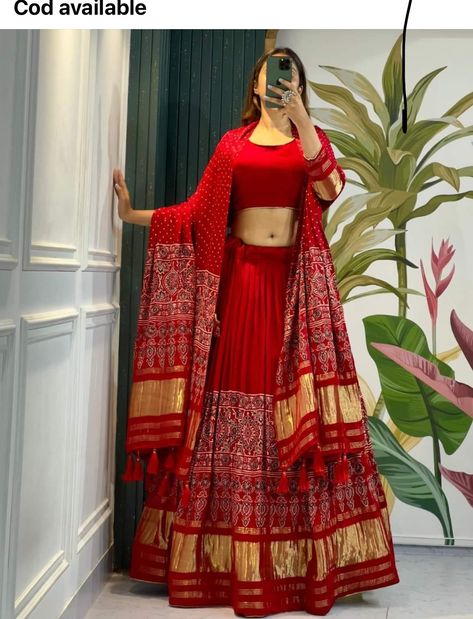 Rajasthani Wedding Guest Outfit, Chundadi Design Lehenga, Red Rajasthani Lehenga, Bandhni Chaniya Choli Designs, Bandhni Choli Designs, Marwadi Outfit, Sangit Outfit Ideas For Bride, Blouse Designs Chaniya Choli, Silk Chaniya Choli Designs