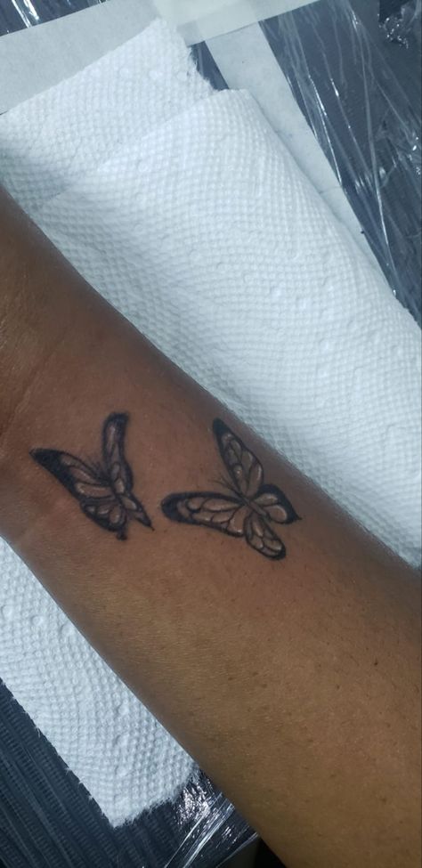 Butterfly tattoo on black girl Butterfly Tattoo On Black Women, Butterfly Tattoo On Dark Skin, Arm Tattoos Black, Around Arm Tattoo, Flying Tattoo, Upper Arm Tattoos, Skin Hand, Wrist Tattoos For Women, Piercing Ideas