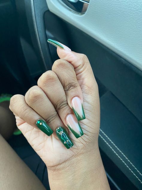 Short Forest Green Nails, Dark Green French Tip Nails Square, Green And Black French Tip Nails, Dark Green Nails French Tip, Royal Green Nails, Emareld Green Nails, Short Dark Green Nails, Simple Emerald Green Nails, Dark Green Acrylic Nails Designs