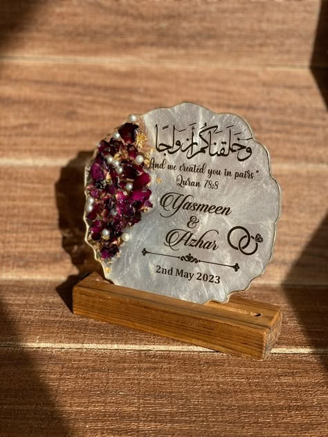 Resin Art Quotes, Engagement Resin Art, Mehandi Decorations At Home, Diy Resin Gifts, Exploding Gift Box, Bridesmaid Proposal Diy, Gift Calligraphy, Resin And Wood Diy, Indian Wedding Favors