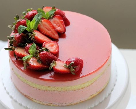 Strawberry Mouse Cake Recipe, Strawberry Entremet, Moose Dessert, Hobbit Meals, Strawberry Mousse Recipe, Mousse Cake Decoration, Strawberry Mousse Cake, Charlotte Cake, Mousse Cake Recipe