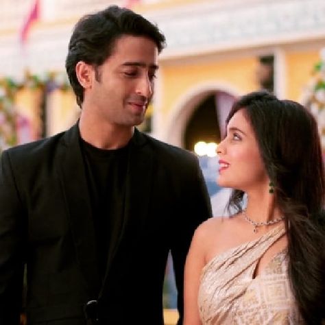 Yeh Rishtey Hain Pyaar Ke, Cute Romantic Pictures, Rhea Sharma, Indian Show, Wedding Hair Half, Wedding Bridesmaids Dresses Blue, You Lied To Me, Romantic Couple Images, Shaheer Sheikh