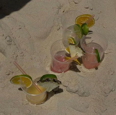 🍹 Beach Drinks Aesthetic, Beer On The Beach, Drinks Aesthetic, Feed Goals, Beach Food, Beach Drinks, Happy Hour Cocktails, Pretty Drinks, Halloween Icons