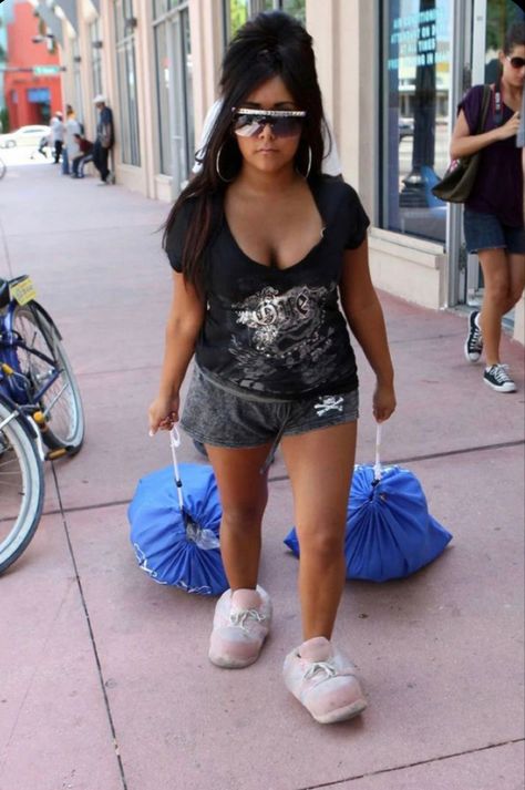 jersey shore aesthetic snooki jersey shore outfits Jersey Shore Club Outfits, Snooki Outfits, Snookie Jersey Shore Outfits, Trashy Aesthetic, Snooki And Jwoww, Mcbling Fashion, Iconic Outfits, Jersey Shore, 2000s Fashion