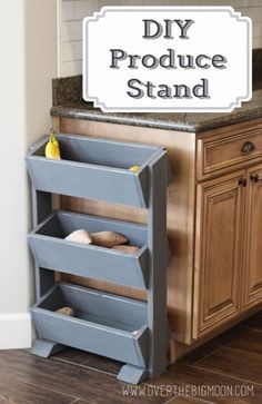 Build a Produce stand for your kitchen for less than $30. Produce always gets used more if its seen and I love that this makes it seen but still cute. Full tutorial with pictures! Produce Stand, Diy Holz, Easy Woodworking Projects, Diy Wood Projects, Furniture Projects, Diy Kitchen, Pallet Diy, 인테리어 디자인, Kitchen Organization