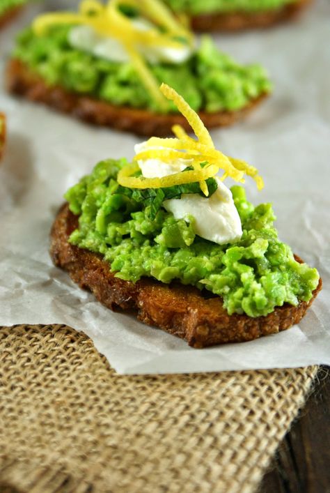 Ricotta Crostini, Smashed Peas, Toasted Crostini, Crostini Appetizers, Mini Bites, Menu Board, Party Treats, Savory Snacks, Meat Free