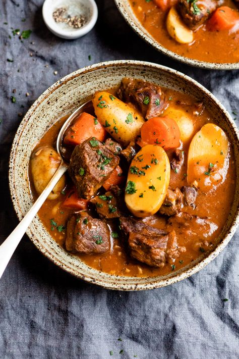 Chuck Roast Beef Stew, Dutch Oven Beef Stew Recipes, Beef Chuck Recipes, Beef Shank Stew, Beef Stew Recipe Oven, Baked Beef Stew, Dutch Oven Beef Stew, Roast Carrots, Oven Beef Stew