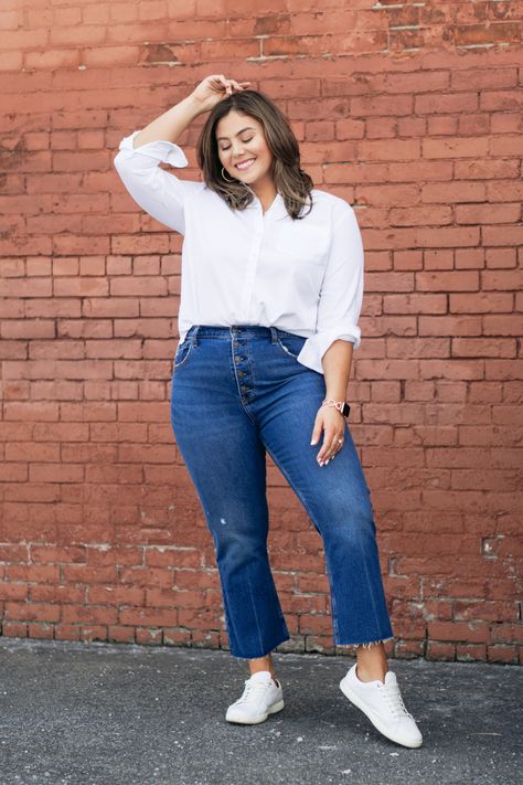 Plus Size Surfer Style, Plus Size Dress And Sneakers, Casual Jeans Outfit Plus Size, Plus Size Casual Work Outfits With Sneakers, Plus Size Jeans And Sneakers Outfit, Plus Size Cropped Jeans Outfit, Plus Size Shirt Outfit, T Shirt Outfit Plus Size, Flare Jeans Plus Size Outfit