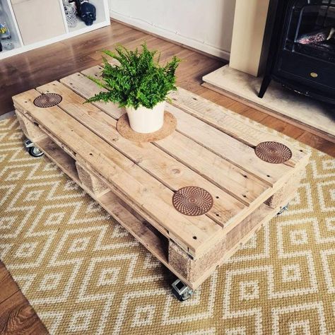 Pallets Coffee Table, Coffee Table Pallet, Wood Pallet Coffee Table, Diy Table Pallet, Pallet Coffee Table Diy Living Rooms, Coffee Tables Wood, Palette Coffee Table Diy, Palette Coffee Table, Table Made From Pallets