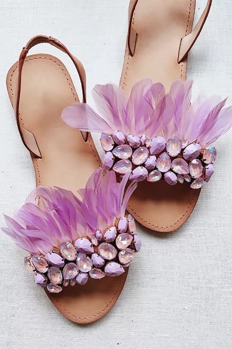 Fresh and Fabulous Crafts To Make This Weekend! Purple Toes, Feather Shoes, Feather Sandals, Diy Sandals, Weekend Crafts, Spaghetti Recipe, Purple Feather, Embellished Shoes, Rhinestone Flats