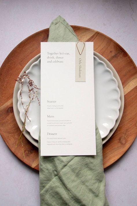 Explore our collection of personalized wedding menus with place cards to add a unique and memorable touch to your big day. Choose from a variety of styles and designs to fit your wedding theme. Each menu is carefully printed and precisely assembled to ensure a perfect result. Order now and receive your elegant ready-to-use menus for your dream wedding in the comfort of your home. #Wedding #WeddingMenu #WeddingPlaceCard #WeddingDecorations #Parties #CustomWedding #WeddingDesign #PrintedMenu #Prin Decoration Marriage, Simple Wedding Menu, Personalized Wedding Menu, Wedding Menus Design, Menu Wedding, Wedding Place Settings, Wedding Name, Wedding Menu Cards, Neutral Wedding