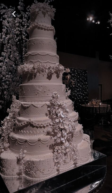 Arab Wedding Cake, Massive Wedding Cake, Dreamy Wedding Cake, Luxurious Wedding Cake, Mafia Wedding Cake, Wedding Cakes Aesthetic, Mafia Wedding Aesthetic, Muslim Wedding Decorations, Royalty Wedding Theme