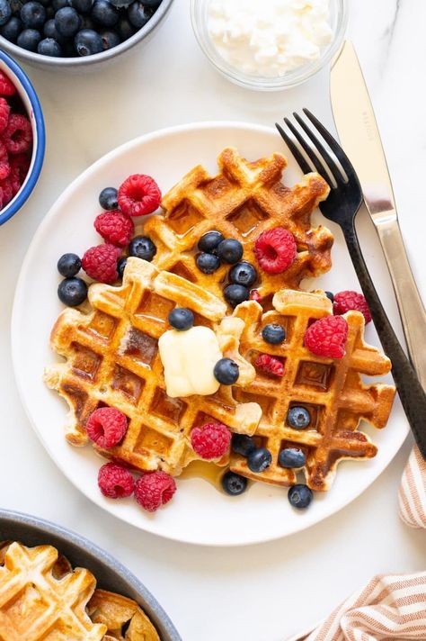 Cottage Cheese Waffles (High in Protein) - iFoodReal.com Cottage Cheese Waffles, Blender Waffles, Mini Waffle Recipe, Oat Waffles, Baked Apple Oatmeal, Oatmeal Waffles, Queso Cottage, Healthy Waffles, Cheese Waffles