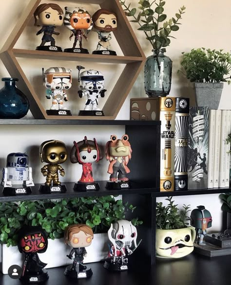 Geek Living Room, Nerdy Living Room, Sala Nerd, Nerdy Bedroom, Nerdy Room, Funko Display Ideas, Funko Pop Display Ideas, Decoracion Star Wars, Funko Pop Shelves