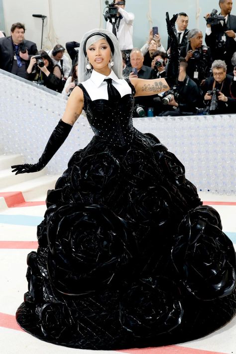 Cardi B in Chenpeng Studio Best Met Gala Looks, Themed Prom Dresses, Karl Lagerfeld Fashion, Crazy Dresses, Met Gala Outfits, Western Outfits Men, Gala Outfit, Gala Fashion, Fashion Gal