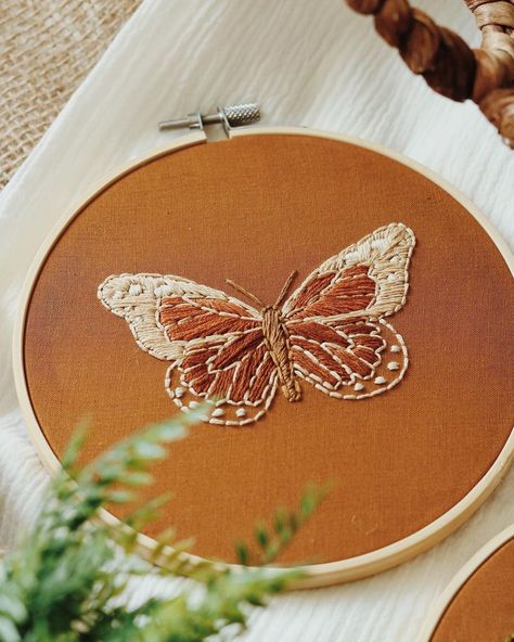 Brown Embroidery Designs, Monarch Butterfly Embroidery, Embroider Butterfly, Marigold Embroidery, Embroidery Photography, Butterfly Embroidery Pattern, Home Decor Embroidery, Butterfly Home Decor, Embroidery Butterfly