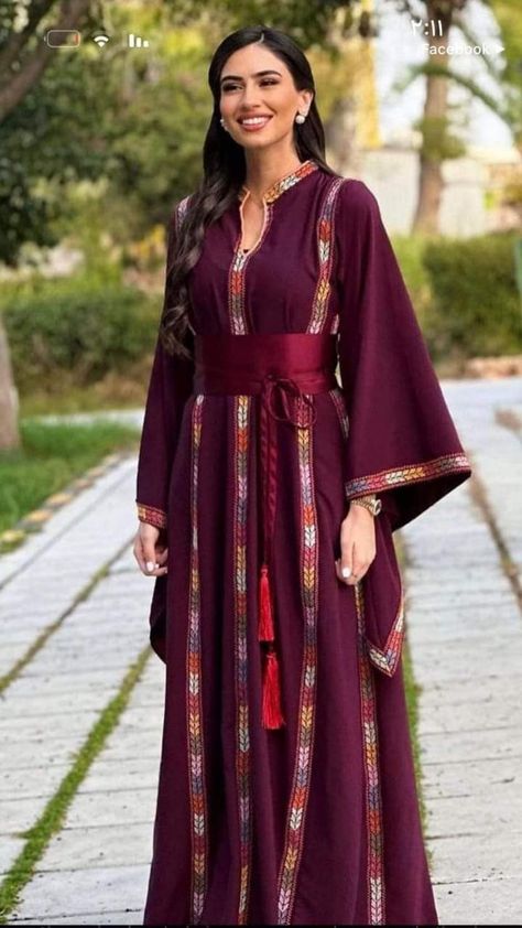 Jordanian Thobe, Jordanian Dress, Algerian Clothing, Embroidered Dress Boho, Moroccan Fashion, Modest Dresses Casual, Muslimah Fashion Outfits, Arab Fashion, Fashion Attire