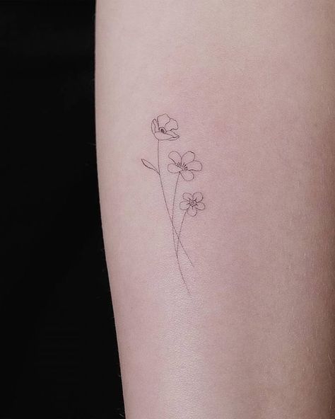 One Line Tattoo Minimalist Family, Mini Family Tattoo, Coordinating Tattoos 3 People, Tiny Vine Tattoo, Fine Line Family Tattoo, Basic Flower Tattoo, Single Line Flower Tattoo, Maktub Tattoo, Mini Tattoos Family